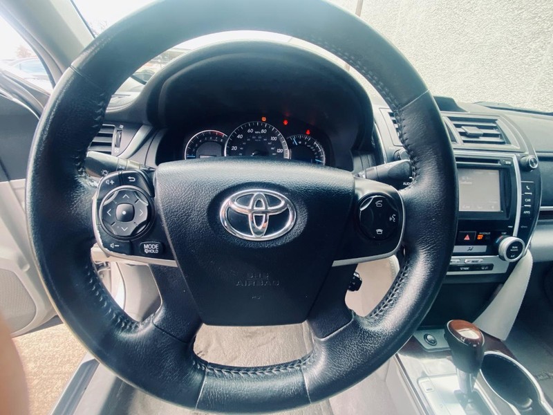 Toyota Camry Vehicle Full-screen Gallery Image 25