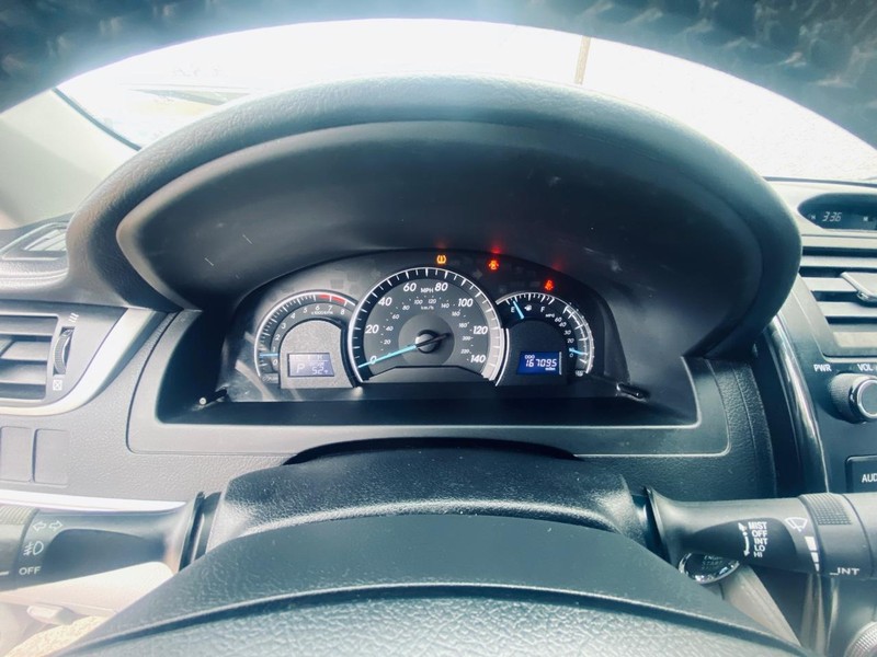 Toyota Camry Vehicle Full-screen Gallery Image 26