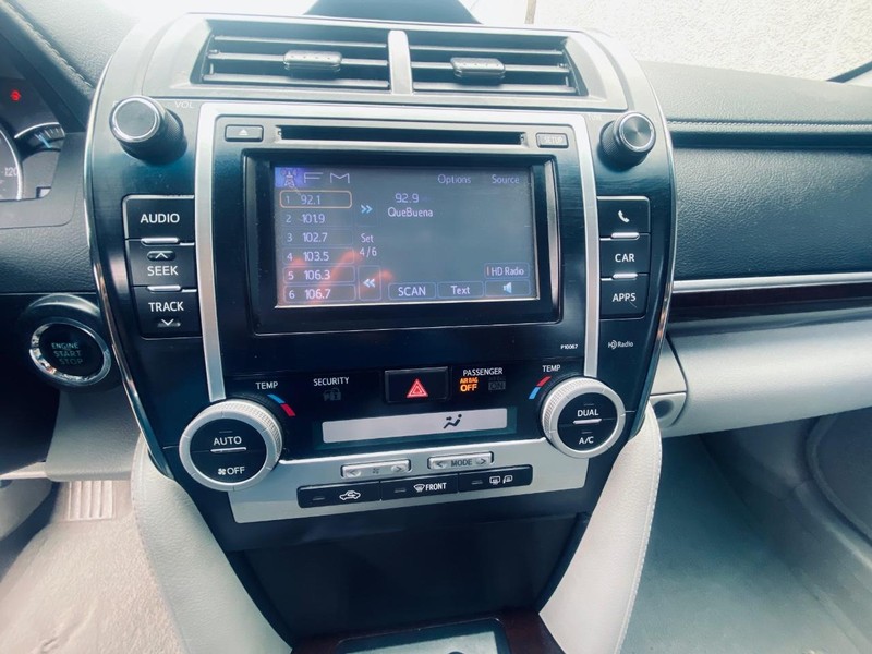 Toyota Camry Vehicle Full-screen Gallery Image 27
