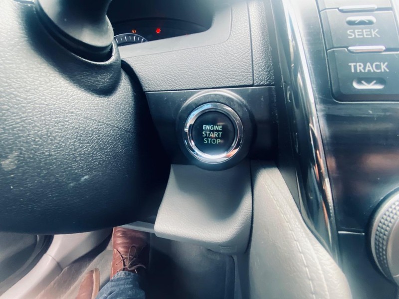 Toyota Camry Vehicle Full-screen Gallery Image 30