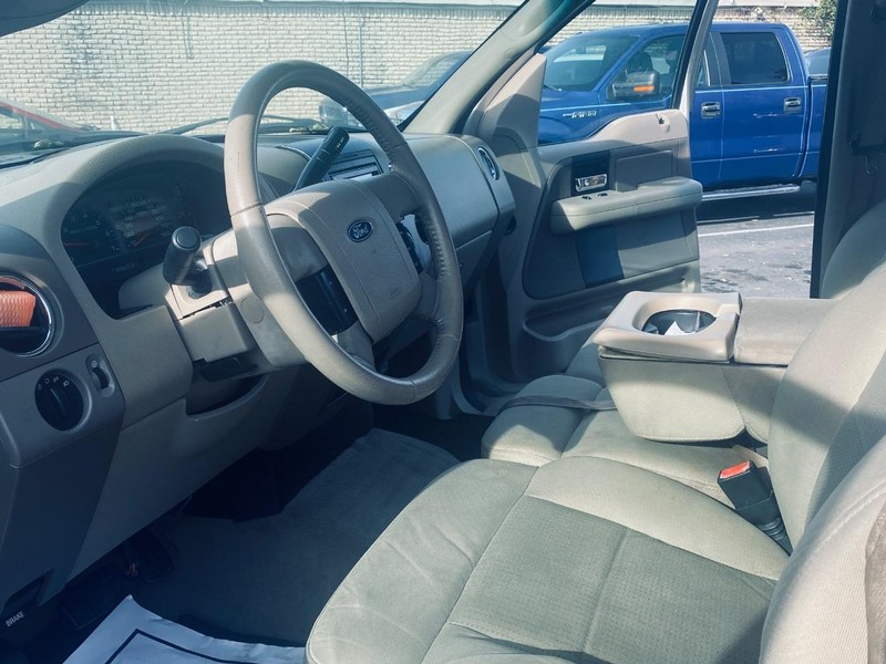 Ford F-150 Vehicle Full-screen Gallery Image 12