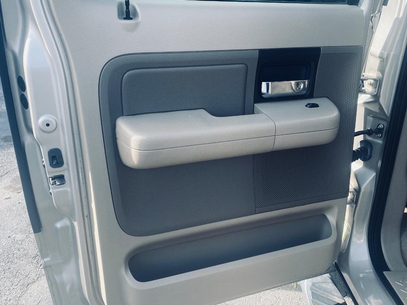 Ford F-150 Vehicle Full-screen Gallery Image 13