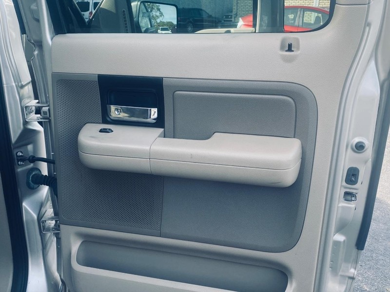 Ford F-150 Vehicle Full-screen Gallery Image 16