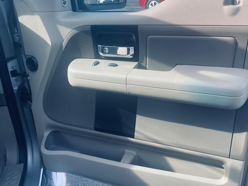 Ford F-150 Vehicle Full-screen Gallery Image 18