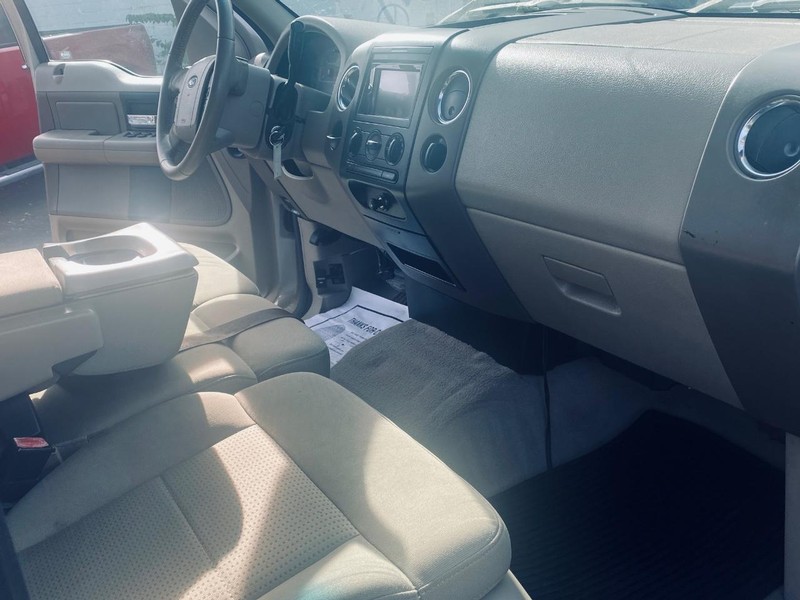 Ford F-150 Vehicle Full-screen Gallery Image 19
