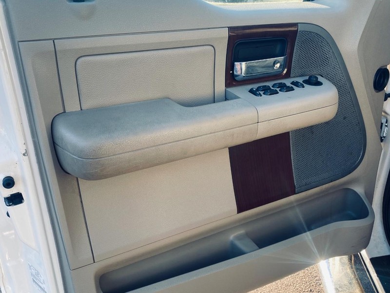 Ford F-150 Vehicle Full-screen Gallery Image 11
