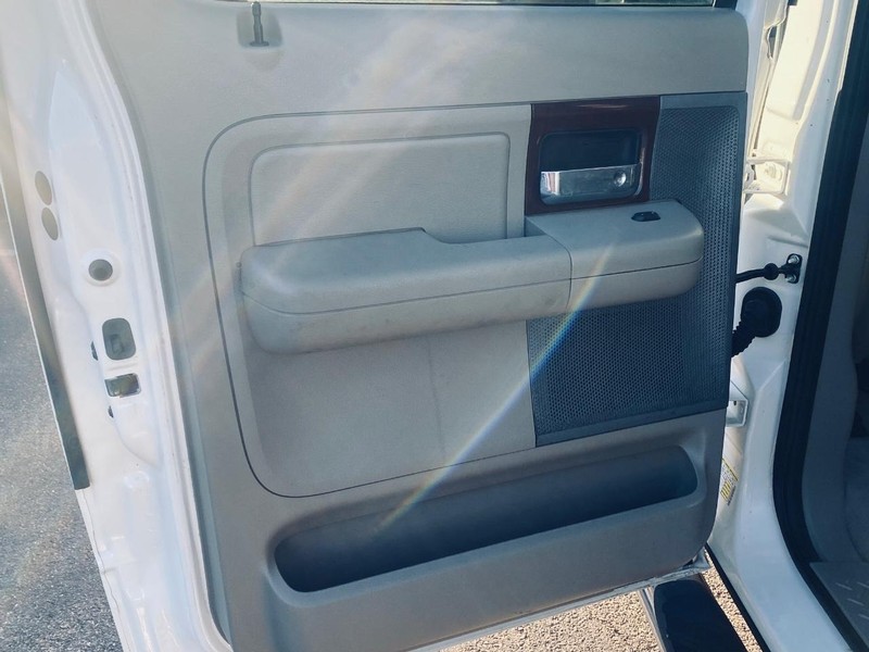 Ford F-150 Vehicle Full-screen Gallery Image 13