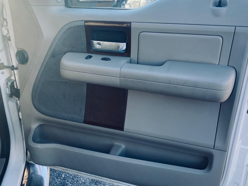 Ford F-150 Vehicle Full-screen Gallery Image 19