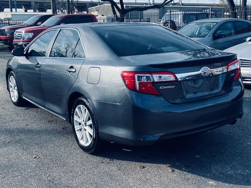 Toyota Camry Vehicle Full-screen Gallery Image 03