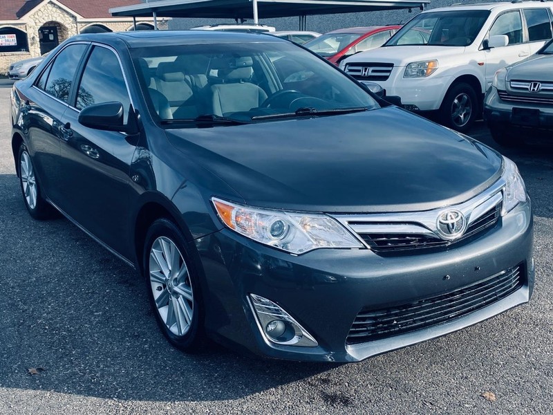 Toyota Camry Vehicle Full-screen Gallery Image 08