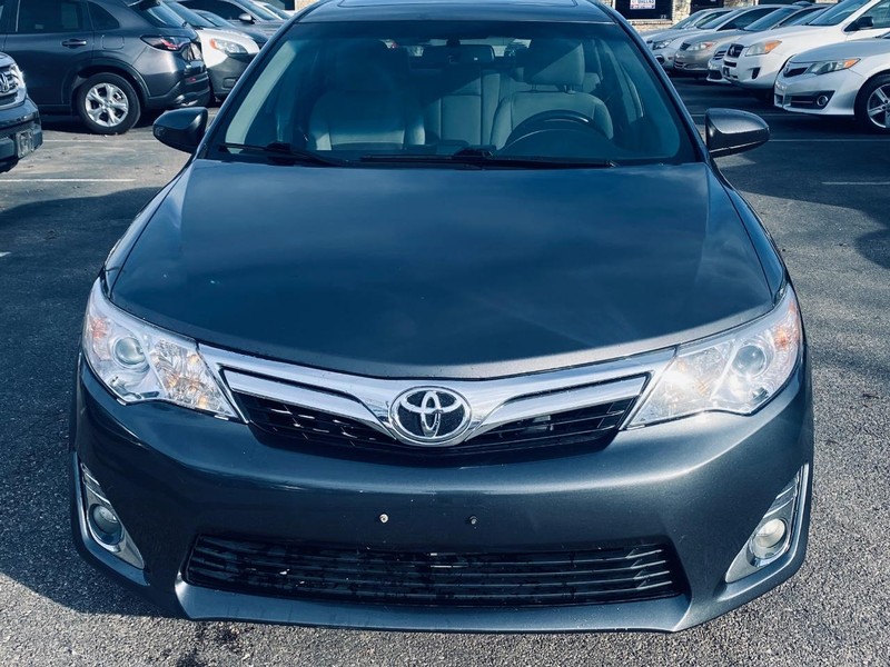 Toyota Camry Vehicle Full-screen Gallery Image 09