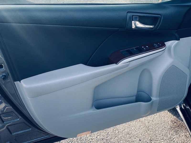 Toyota Camry Vehicle Full-screen Gallery Image 11