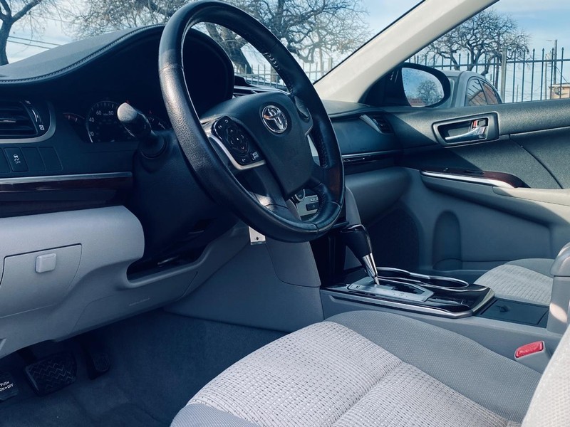 Toyota Camry Vehicle Full-screen Gallery Image 12