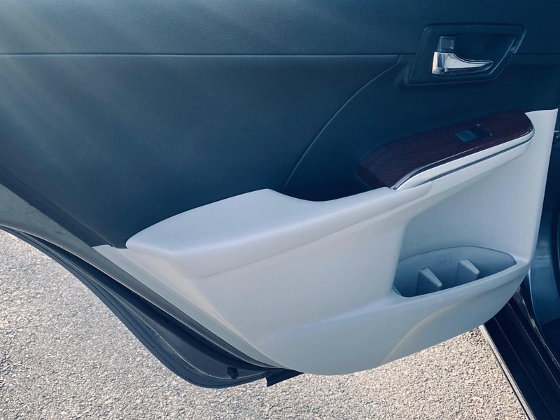 Toyota Camry Vehicle Full-screen Gallery Image 13