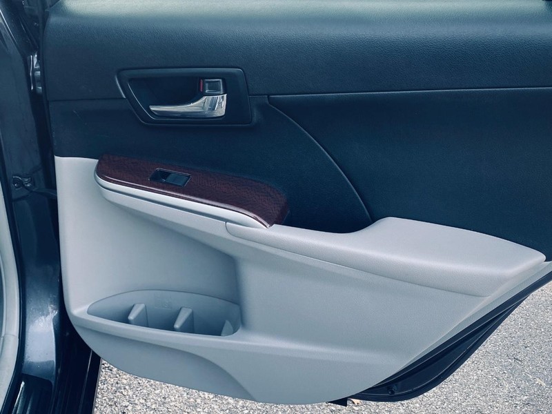 Toyota Camry Vehicle Full-screen Gallery Image 16