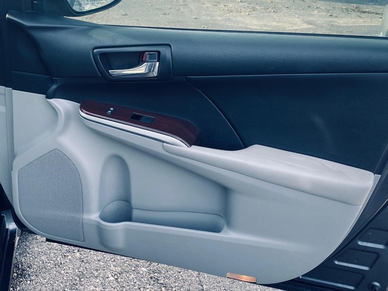 Toyota Camry Vehicle Full-screen Gallery Image 18