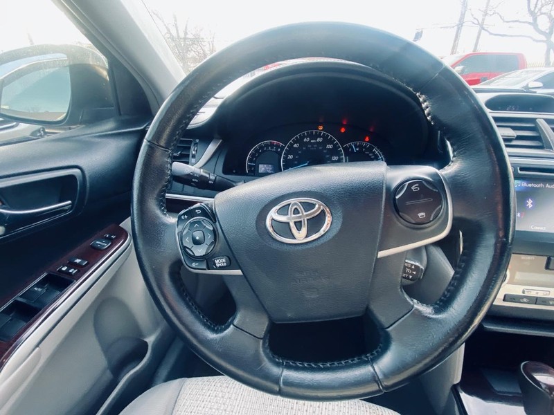 Toyota Camry Vehicle Full-screen Gallery Image 22