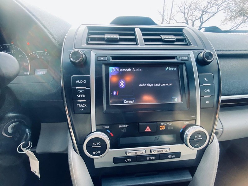 Toyota Camry Vehicle Full-screen Gallery Image 23
