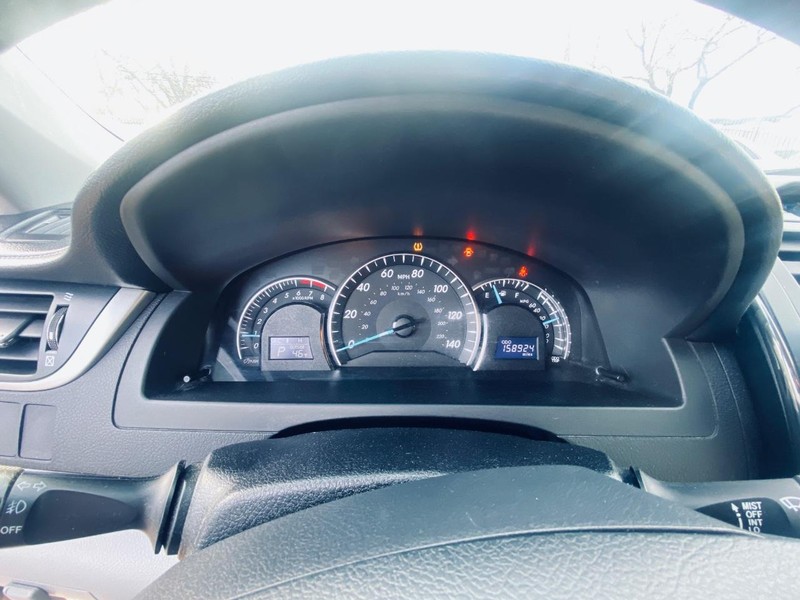 Toyota Camry Vehicle Full-screen Gallery Image 24