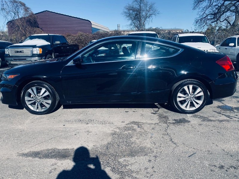 Honda Accord Coupe Vehicle Full-screen Gallery Image 02