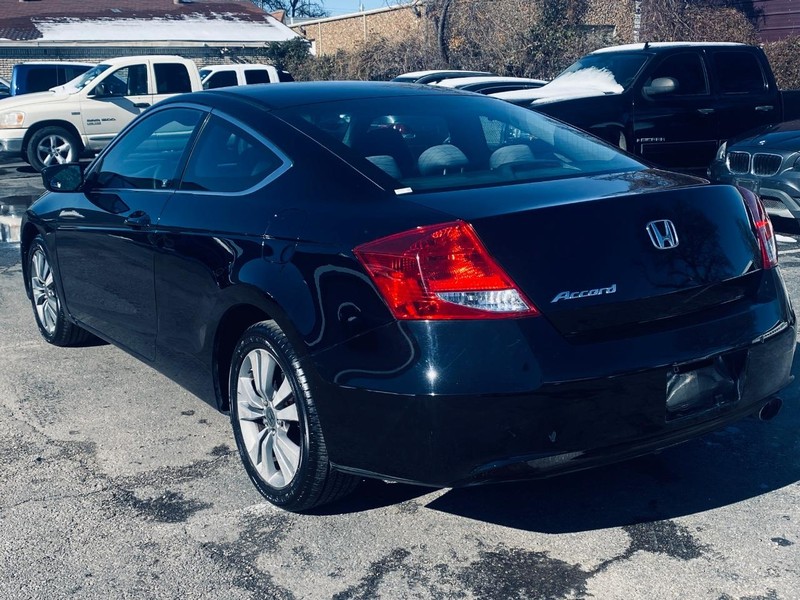 Honda Accord Coupe Vehicle Full-screen Gallery Image 03