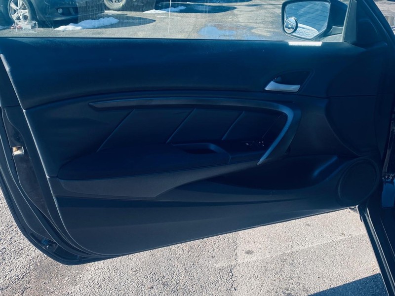 Honda Accord Coupe Vehicle Full-screen Gallery Image 11