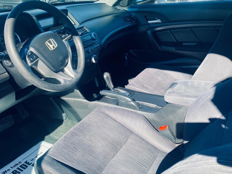 Honda Accord Coupe Vehicle Full-screen Gallery Image 12