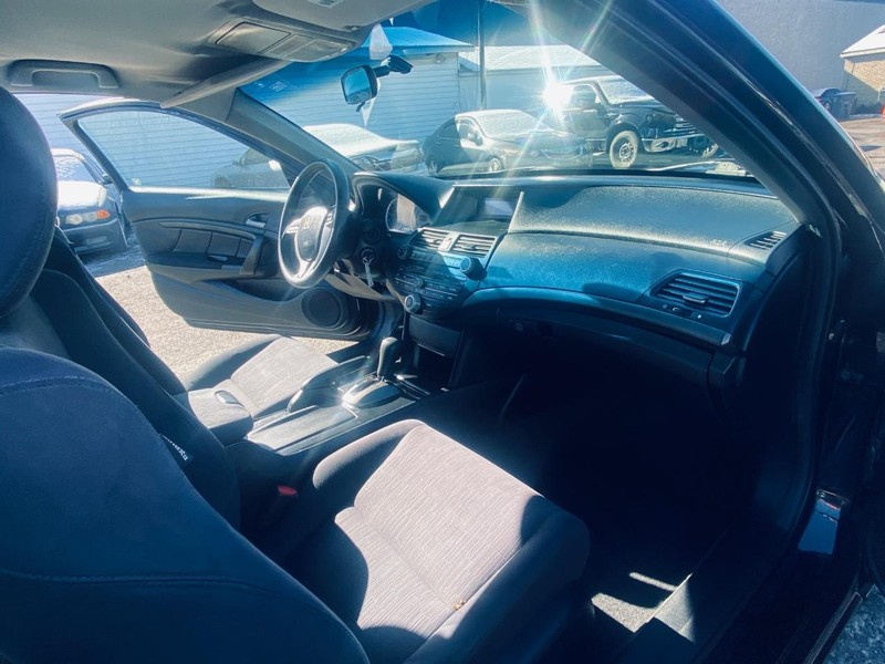 Honda Accord Coupe Vehicle Full-screen Gallery Image 16