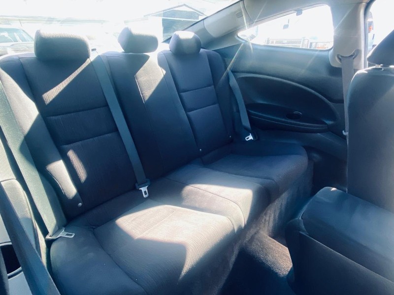 Honda Accord Coupe Vehicle Full-screen Gallery Image 17