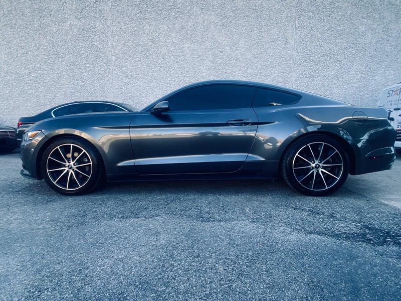 Ford Mustang Vehicle Full-screen Gallery Image 02