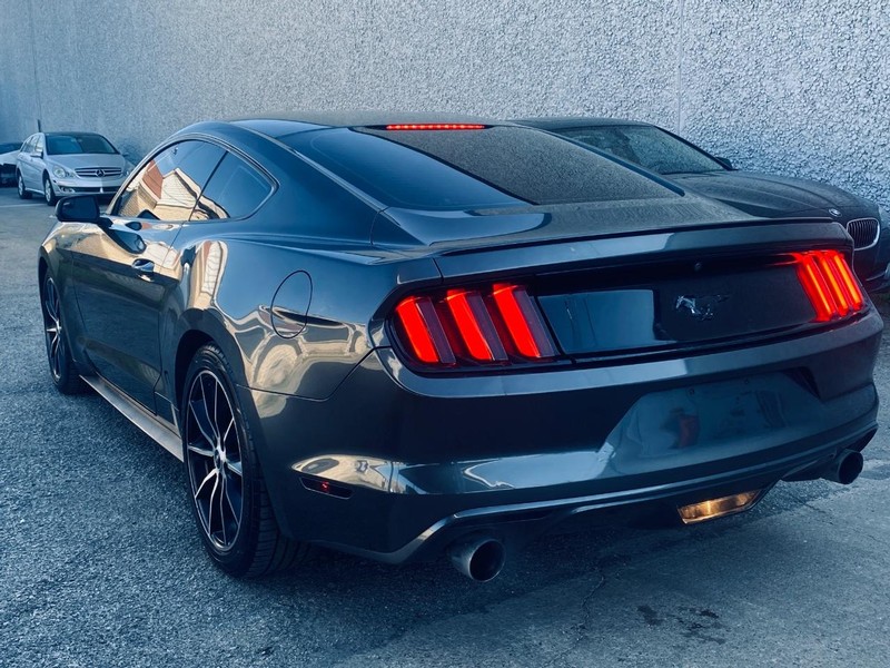 Ford Mustang Vehicle Full-screen Gallery Image 03