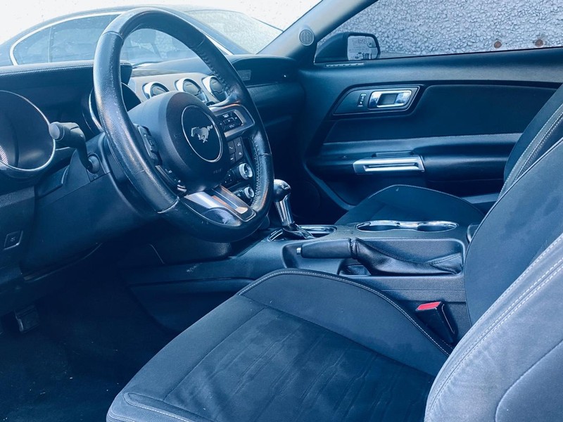 Ford Mustang Vehicle Full-screen Gallery Image 12