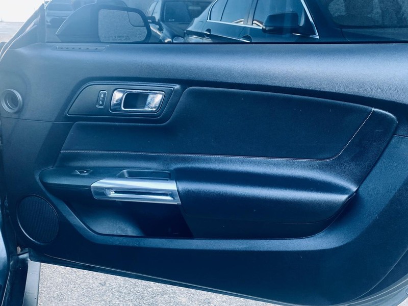 Ford Mustang Vehicle Full-screen Gallery Image 13