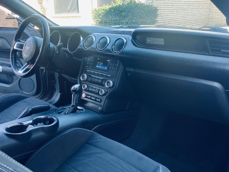 Ford Mustang Vehicle Full-screen Gallery Image 14