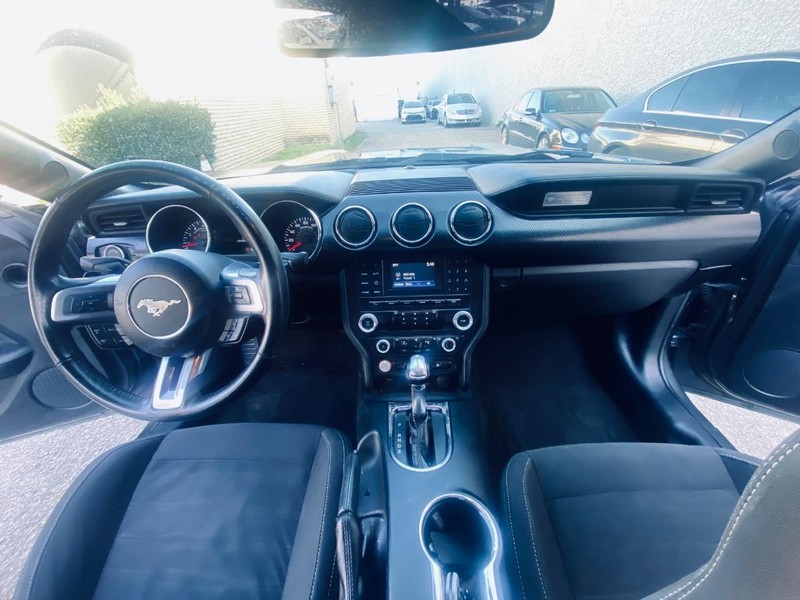 Ford Mustang Vehicle Full-screen Gallery Image 16