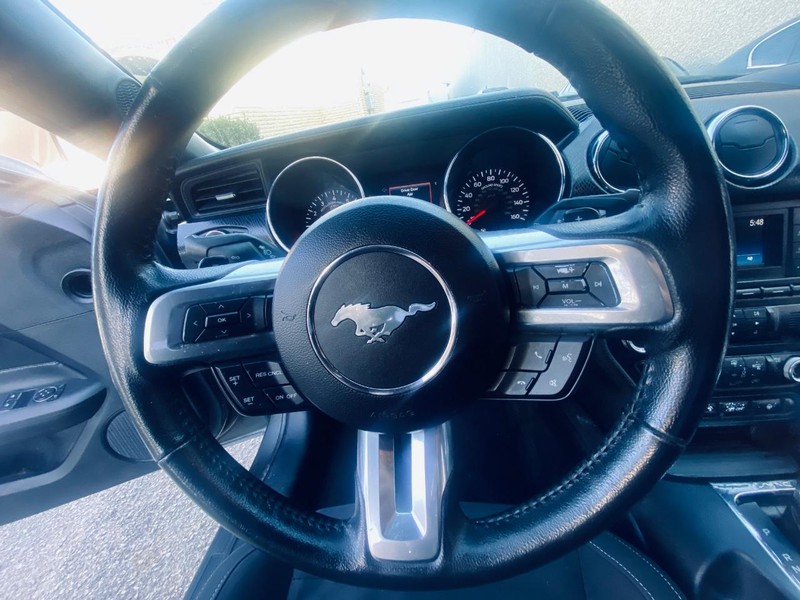 Ford Mustang Vehicle Full-screen Gallery Image 17