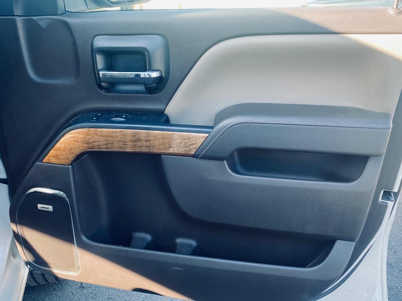 Chevrolet Silverado 1500 Vehicle Full-screen Gallery Image 18
