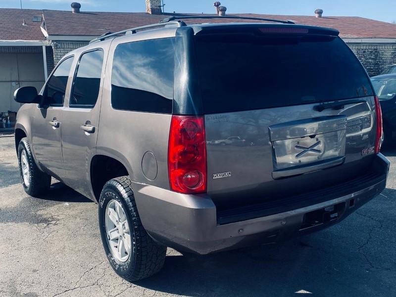 GMC Yukon Vehicle Full-screen Gallery Image 04