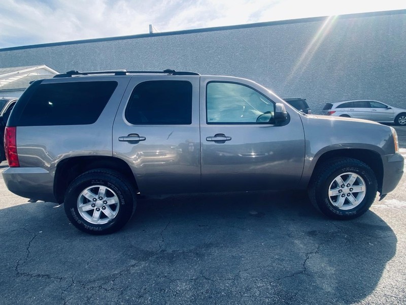 GMC Yukon Vehicle Full-screen Gallery Image 07