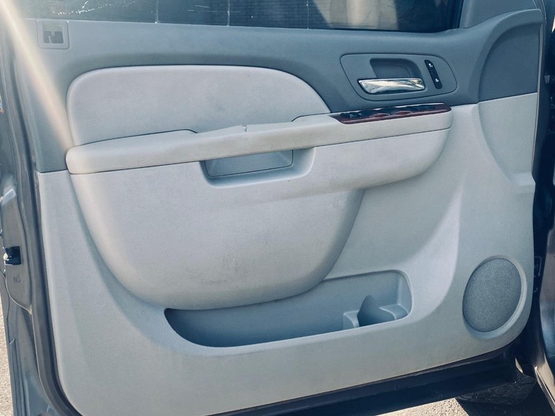 GMC Yukon Vehicle Full-screen Gallery Image 11