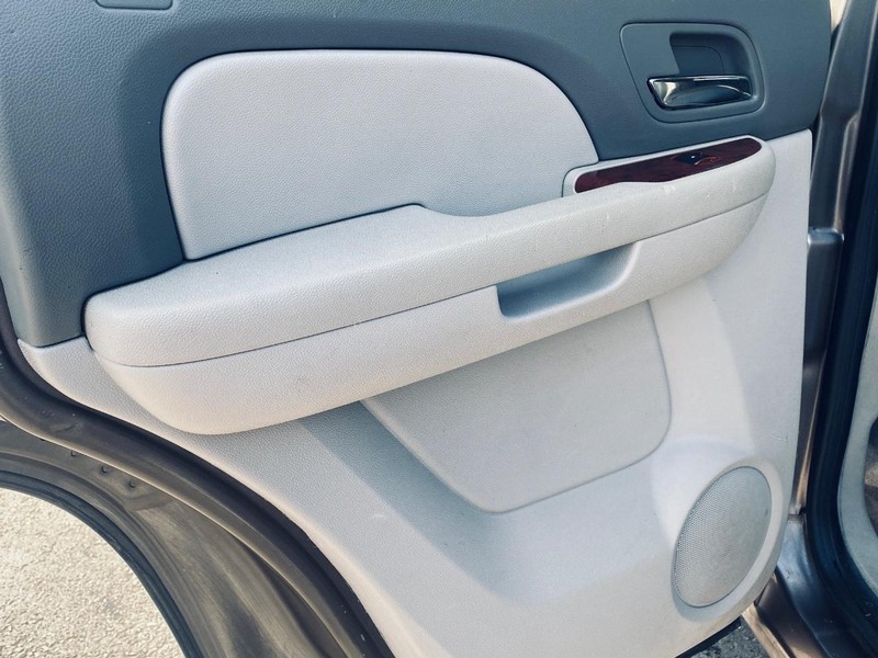 GMC Yukon Vehicle Full-screen Gallery Image 13