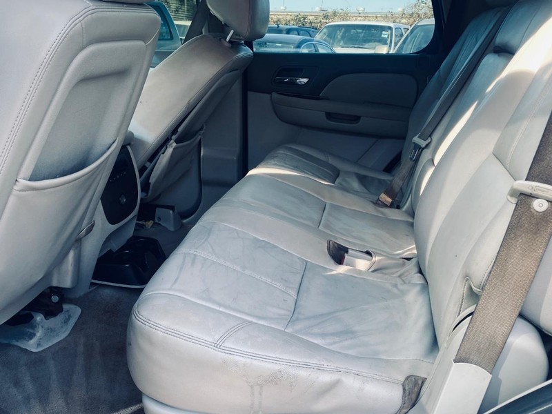 GMC Yukon Vehicle Full-screen Gallery Image 14