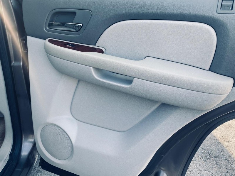 GMC Yukon Vehicle Full-screen Gallery Image 16
