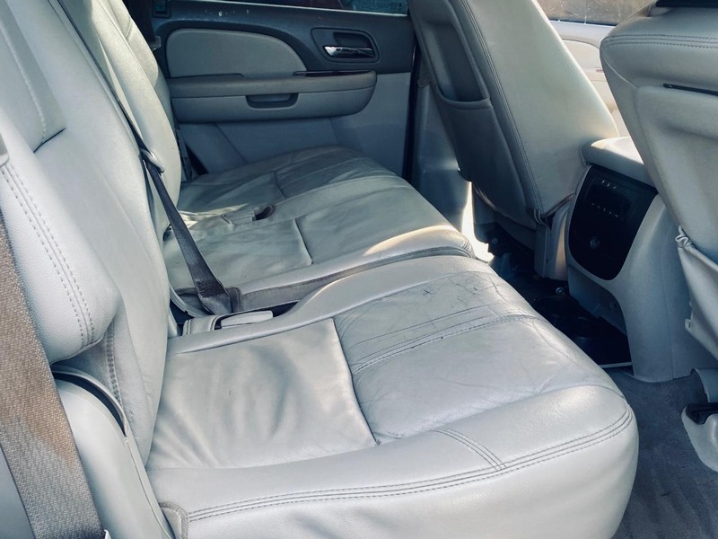 GMC Yukon Vehicle Full-screen Gallery Image 17