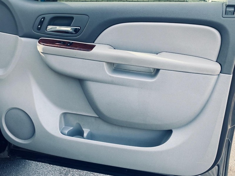 GMC Yukon Vehicle Full-screen Gallery Image 19