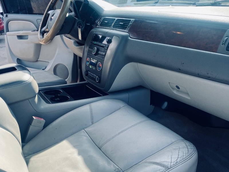 GMC Yukon Vehicle Full-screen Gallery Image 21