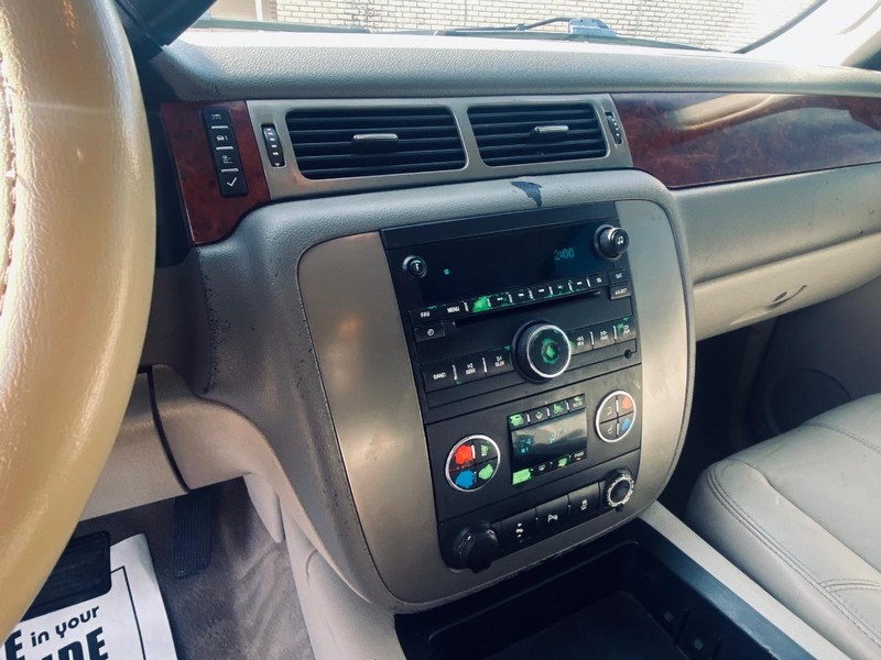 GMC Yukon Vehicle Full-screen Gallery Image 24