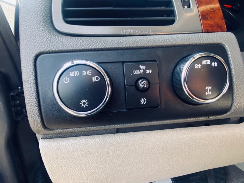 GMC Yukon Vehicle Full-screen Gallery Image 25