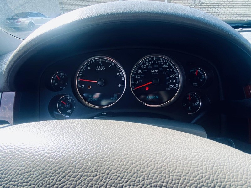 GMC Yukon Vehicle Full-screen Gallery Image 26