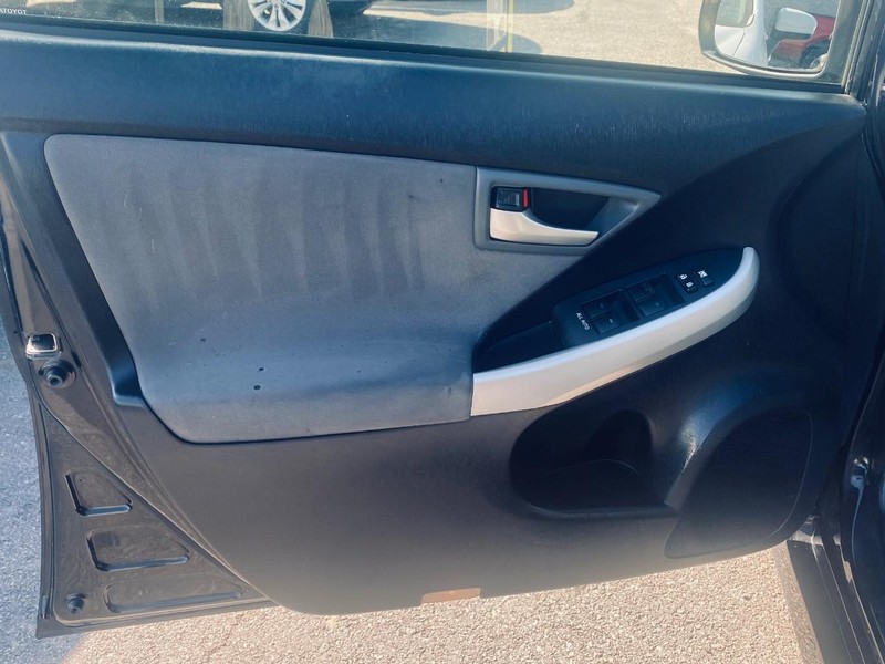 Toyota Prius Vehicle Full-screen Gallery Image 09